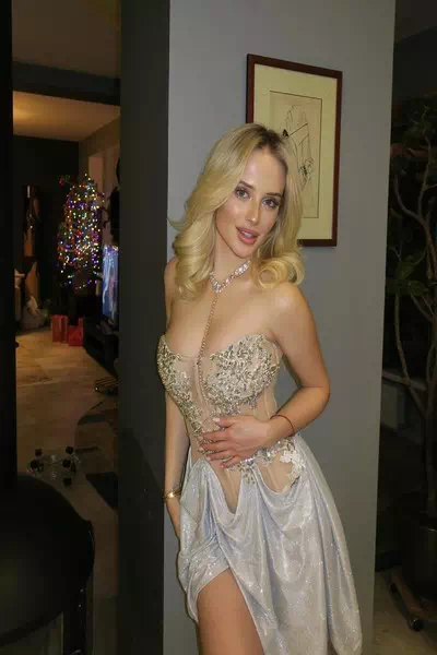 Blondinka Angelina – miniatura