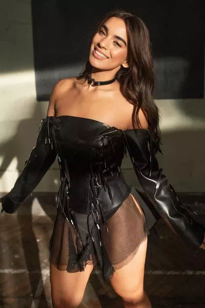 Caroline Alvares – miniatura