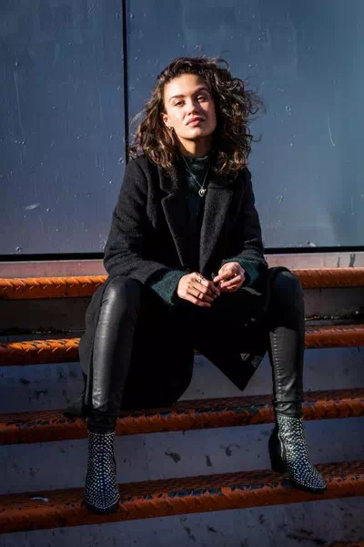 Holly Mae Brood – miniatura