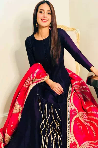 Iqra Aziz – miniatura