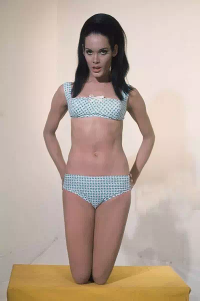 Martine Beswick – miniatura