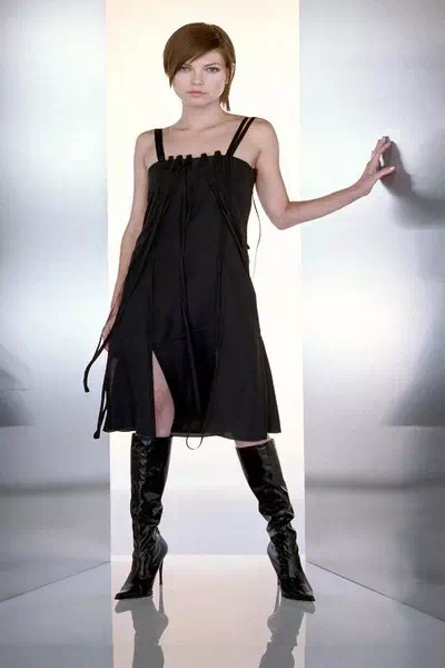 Nicole De Boer – miniatura